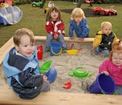 Sandkasten mit 5 Kindern